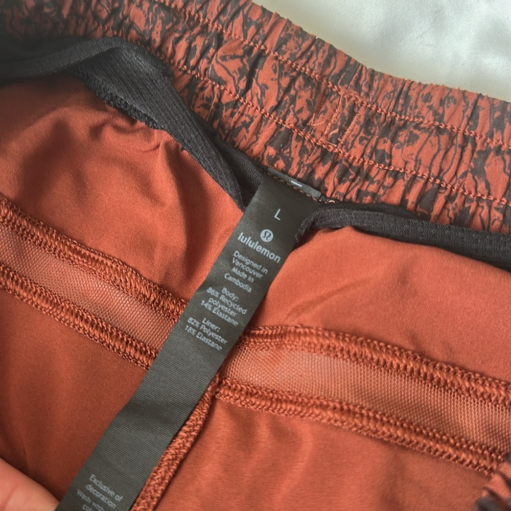 Men's Lululemon Black and Red Patterned Shorts Size Large - Picture 2 of 4